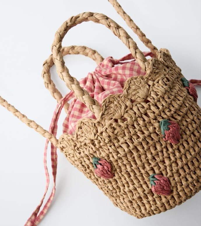 2025 Yaz Sezonu Çanta Trendleri: El Yapımı ve Doğal Malzemeler Öne Çıkıyor